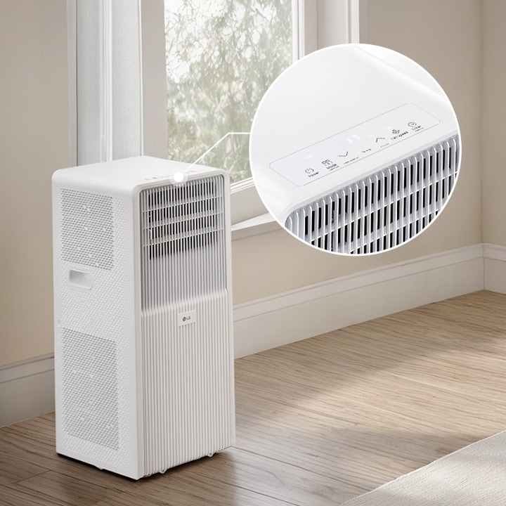 Nahaufnahme des Bedienfelds und der LED-Anzeige oben an der weißen tragbaren LG-Klimaanlage neben einem Fenster.