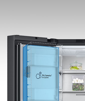 Im Inneren des Kühlschranks ist ein schlanker Eisbereiter in Blau hervorgehoben und der Kühlschrank ist voll mit Zutaten