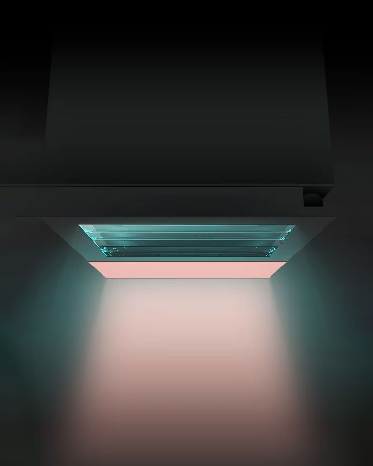 Licht kommt aus dem Kühlschrank vor einem dunklen Hintergrund, welcher das Bild der Oberseite des Kühlschranks zeigt.