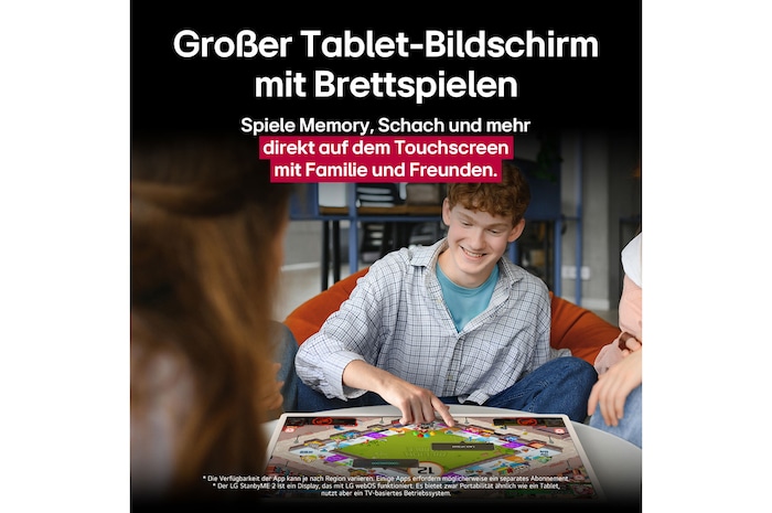 Eine Gruppe von Freunden spielt ein Brettspiel auf dem LG StanbyME 2 auf dem Tisch. Der große Tablet-Bildschirm wird gezeigt. Im Text geht es um das Spielen direkt auf dem Touchscreen.