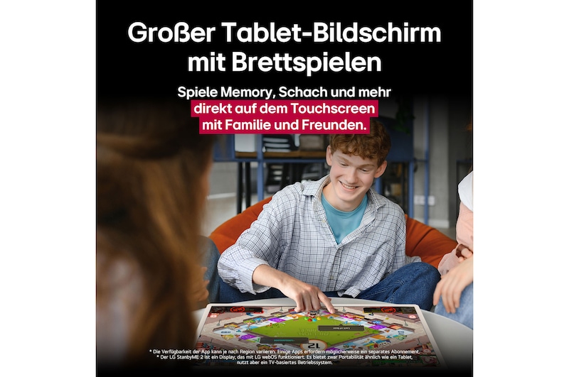 Eine Gruppe von Freunden spielt ein Brettspiel auf dem LG StanbyME 2 auf dem Tisch. Der große Tablet-Bildschirm wird gezeigt. Im Text geht es um das Spielen direkt auf dem Touchscreen.