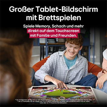 Eine Gruppe von Freunden spielt ein Brettspiel auf dem LG StanbyME 2 auf dem Tisch. Der große Tablet-Bildschirm wird gezeigt. Im Text geht es um das Spielen direkt auf dem Touchscreen.