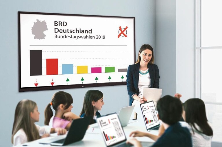 Ein Lehrer hält eine Unterrichtsstunde und der auf dem Display angezeigte Inhalt wird auf den Laptops der Schüler freigegeben.