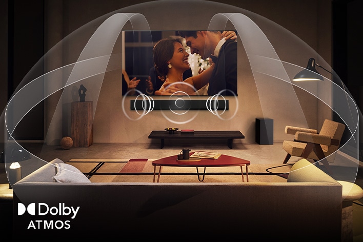 Schummrig-gemütliches Wohnzimmer mit einem Paar, das einen Film auf seinem LG OLED-Fernseher mit LG Soundbar anschaut. Die Grafiken zeigen, wie Dolby Atmos den gesamten Raum mit Surround Sound aus allen Richtungen füllt. Das Dolby Atmos-Logo befindet sich in der unteren Ecke.