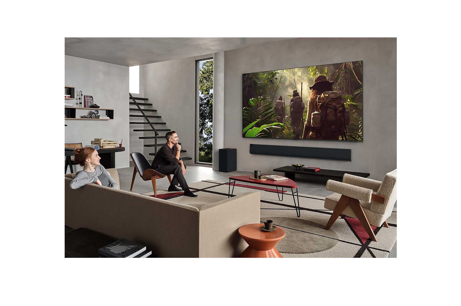 Ein Wohnzimmer mit einem an der Wand montierten LG OLED-Fernseher. Auf dem Fernseher ist eine Bergkette vor einem dunklen Abendhimmel voller Sterne zu sehen. Diese Szene ist in zwei Hälften geteilt. Die eine Seite zeigt eine trübe, graue Version der Landschaft mit der Bezeichnung Non Perfect Black Display. Auf der anderen Seite ist ein angenehmeres Bild mit einem größeren Dynamikbereich von Schwarz und Weiß zu sehen. Dies ist mit Perfect Black Display gekennzeichnet. Auch die Logo-Zertifizierung ist sichtbar: Perfect Black Technology liefert Schwarzwerte von 0,24 nit oder weniger bis zu 500 Lux. 