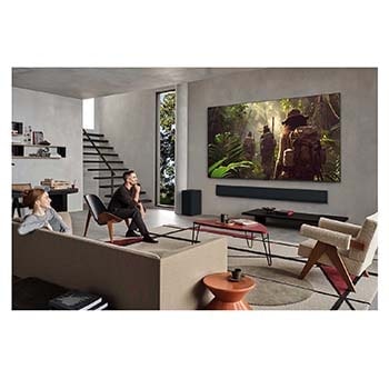 Ein Wohnzimmer mit einem an der Wand montierten LG OLED-Fernseher. Auf dem Fernseher ist eine Bergkette vor einem dunklen Abendhimmel voller Sterne zu sehen. Diese Szene ist in zwei Hälften geteilt. Die eine Seite zeigt eine trübe, graue Version der Landschaft mit der Bezeichnung Non Perfect Black Display. Auf der anderen Seite ist ein angenehmeres Bild mit einem größeren Dynamikbereich von Schwarz und Weiß zu sehen. Dies ist mit Perfect Black Display gekennzeichnet. Auch die Logo-Zertifizierung ist sichtbar: Perfect Black Technology liefert Schwarzwerte von 0,24 nit oder weniger bis zu 500 Lux. 