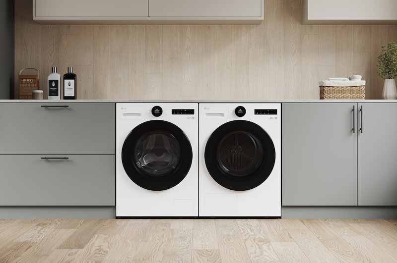 Der weiße LG 9 kg Trockner RT90X8C, als Paar neben einer passenden Waschmaschine in einem modernen Waschraum installiert, mit Energieeffizienzklasse B.