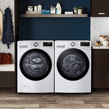 Der weiße LG Trockner RT18VT als Teil eines passenden Wasch-Sets, nebeneinander in einem modernen Waschraum installiert, mit Energieeffizienzklasse D.