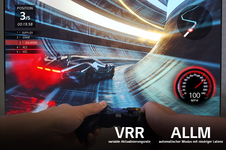 Der Bildschirm zeigt das flüssige Game-Play eines hochauflösenden Rennspiels an, davor befinden sich zwei Hände, die einen Gamecontroller halten