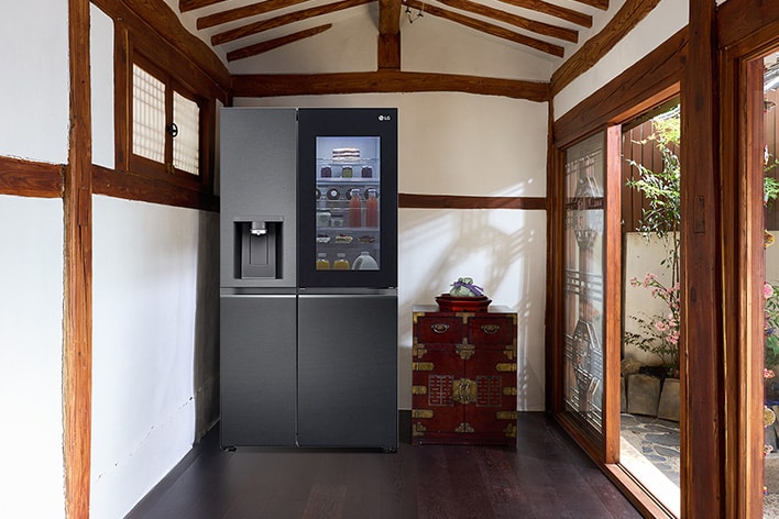 Ein Kühlschrank steht in einer Küche
