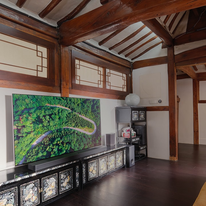 Das Video zeigt einen Gast in einem Hanok-Gästehaus, der einen Film schaut, Musik hört und das Frühstück mit LG-Geräten genießt.