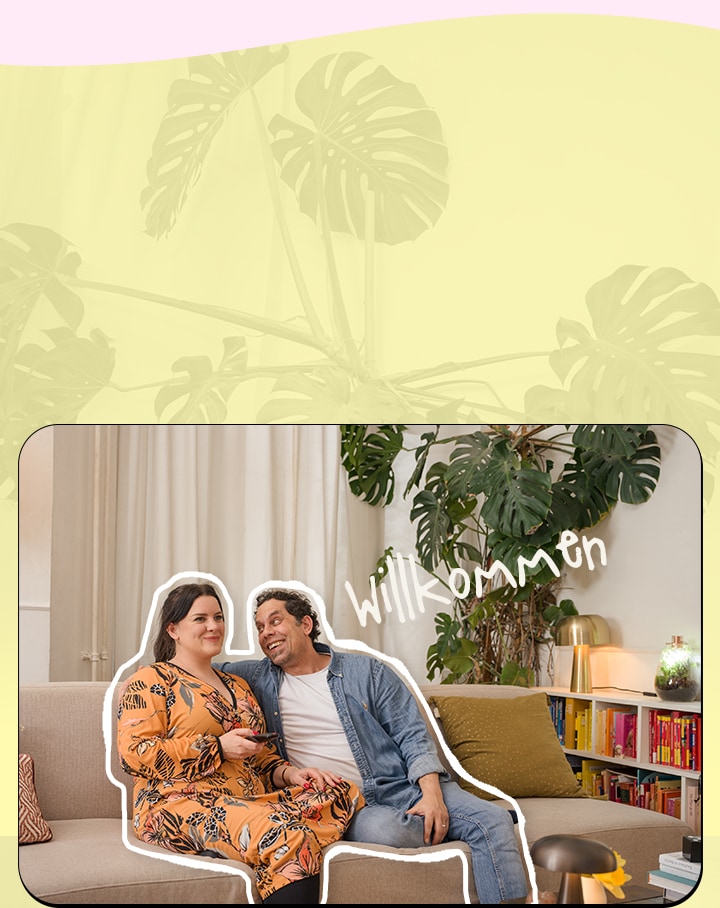 Es ist ein Bild eines Paares, das auf dem Sofa sitzt und fern sieht.