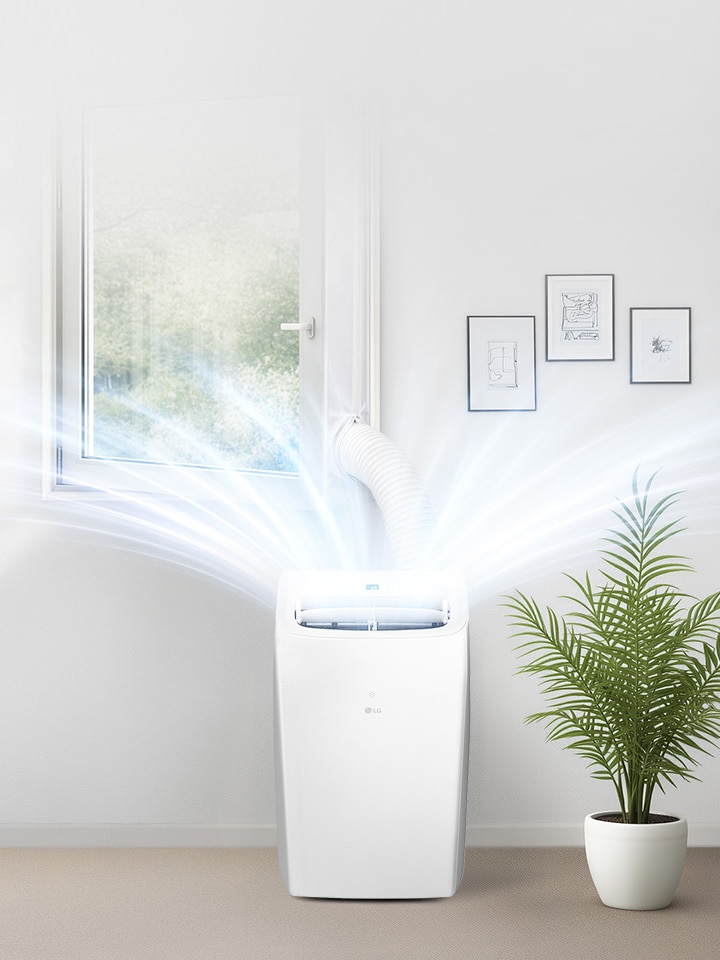 Tragbare LG-Klimaanlage in einem Wohnzimmer mit blauen Luftströmungsgrafiken, die die Kühlung bei Bedarf veranschaulichen.	