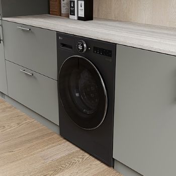 Die LG 9 kg Waschmaschine F4WX9092B in Matte Black, installiert in einer modernen Küche, um ihr schlankes, integriertes Design zu zeigen, mit Energieeffizienzklasse A-55%.