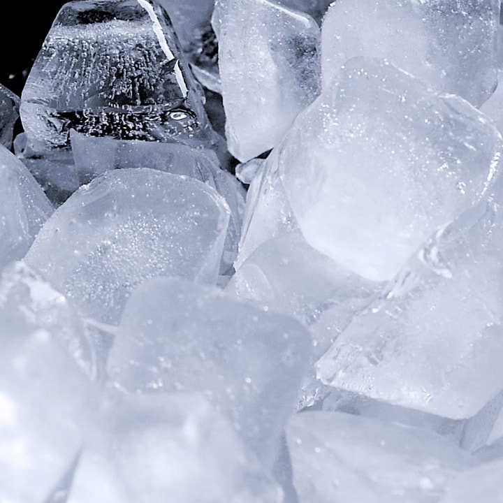 Fitur pembuat es otomatis kulkas multi door LG, membuat dan menyimpan es.