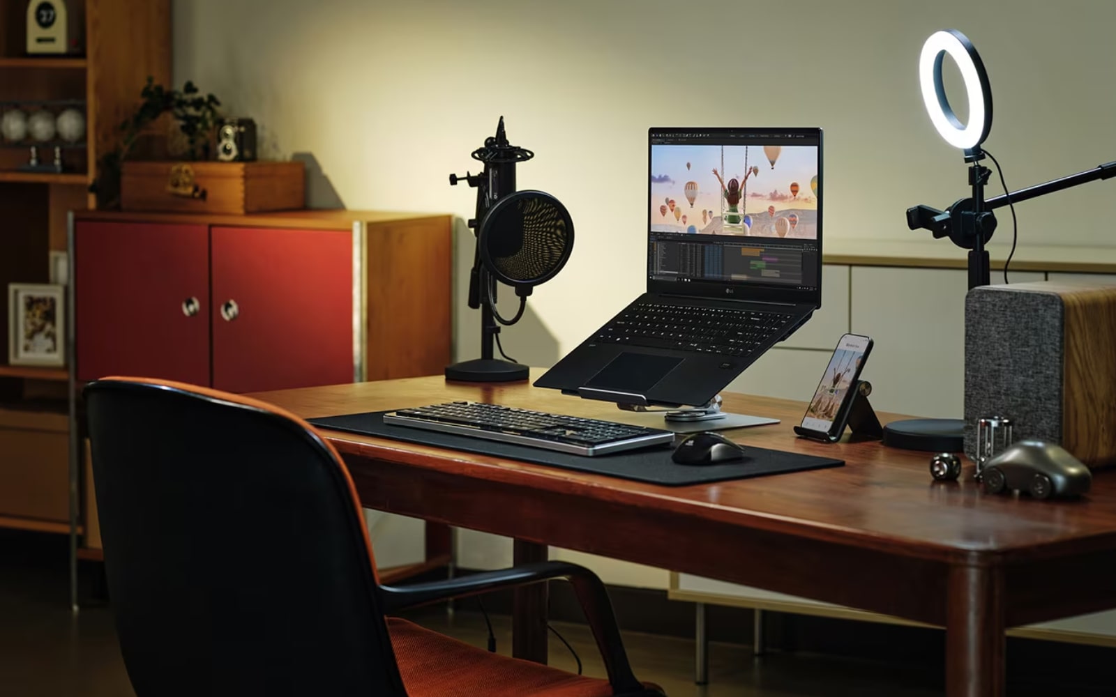  A home office setup with an AI-powered LG gram Pro laptop.