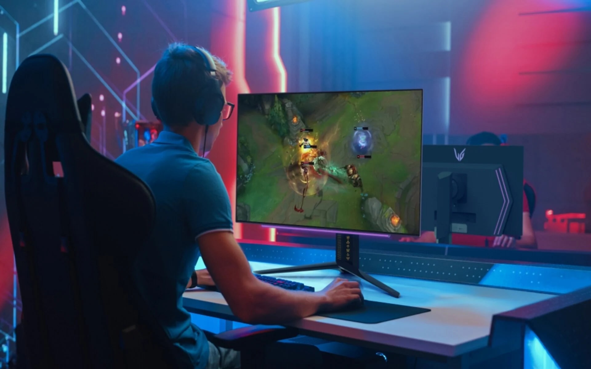 : A gamer using an LG UltraGear monitor during a tournament, highlighting smooth gameplay and fast response time for competitive gaming.