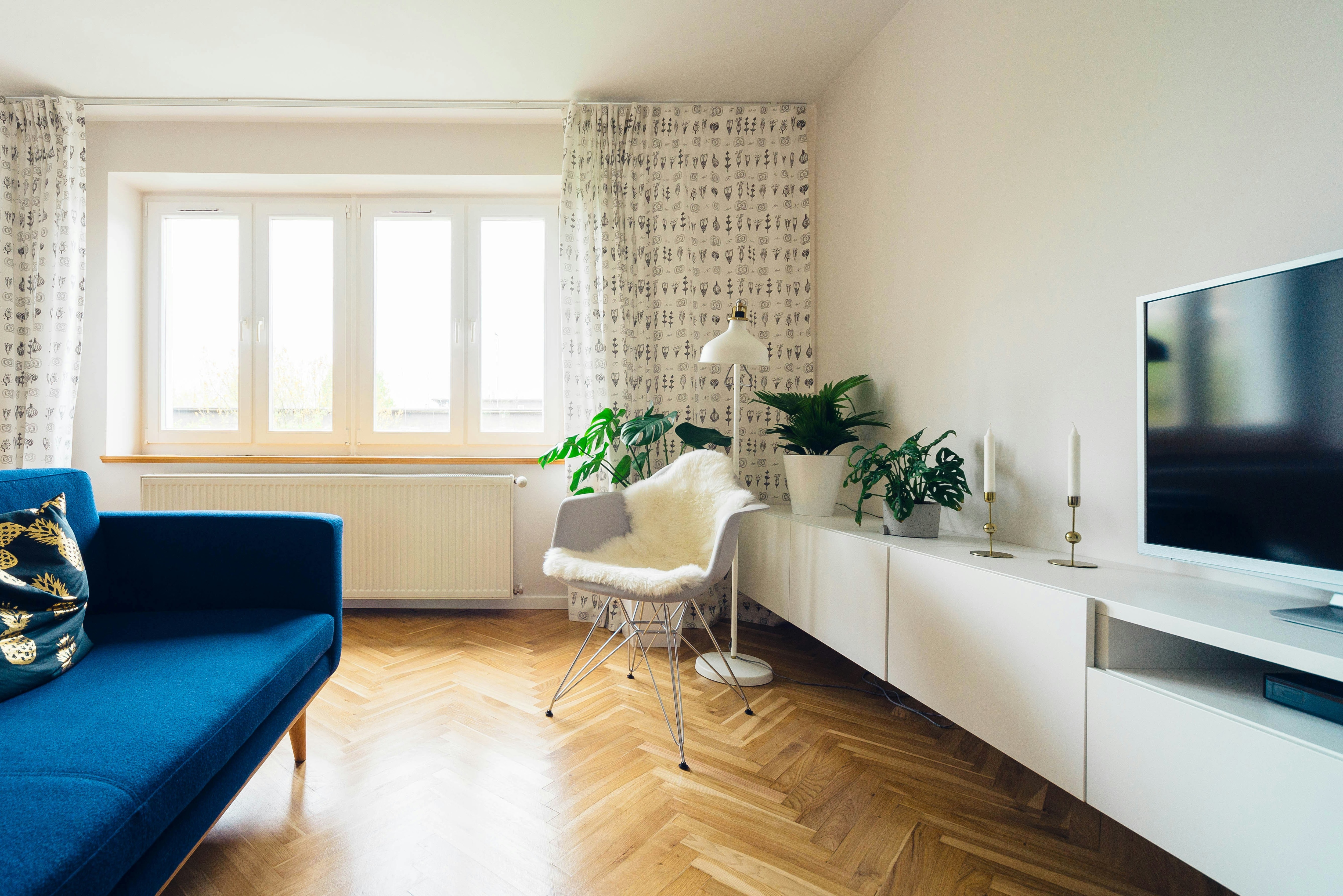 Optimise your small living room with multifunctional furniture for space-saving, while maximising natural light and strategic lighting.