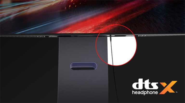 The 4-pole headphone cord is connected to the monitor.