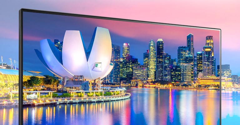 IPS with DCI-P3 95% (Typ.) : Precise Colors and Wide View.