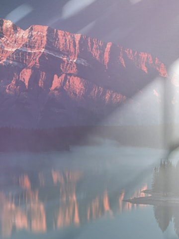 This image highlights the "Glare panel" section. The mountain landscape appears blurry and washed out due to reflections and glare. The colours are muted, and the visibility is reduced, making it difficult to see the details clearly.