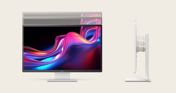 デスクにLG Smart Monitorが設置されている。まず、画面にPPTドキュメントが表示され、次の瞬間には映画の一シーンが映し出される。モニターの周りには紙、ペン、キーボード、マウスがある。