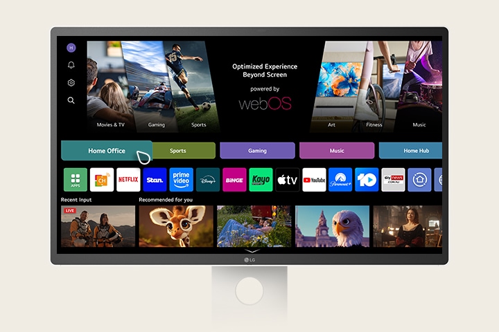 デスクにLG Smart Monitorが設置されている。まず、画面にPPTドキュメントが表示され、次の瞬間には映画の一シーンが映し出される。モニターの周りには紙、ペン、キーボード、マウスがある。