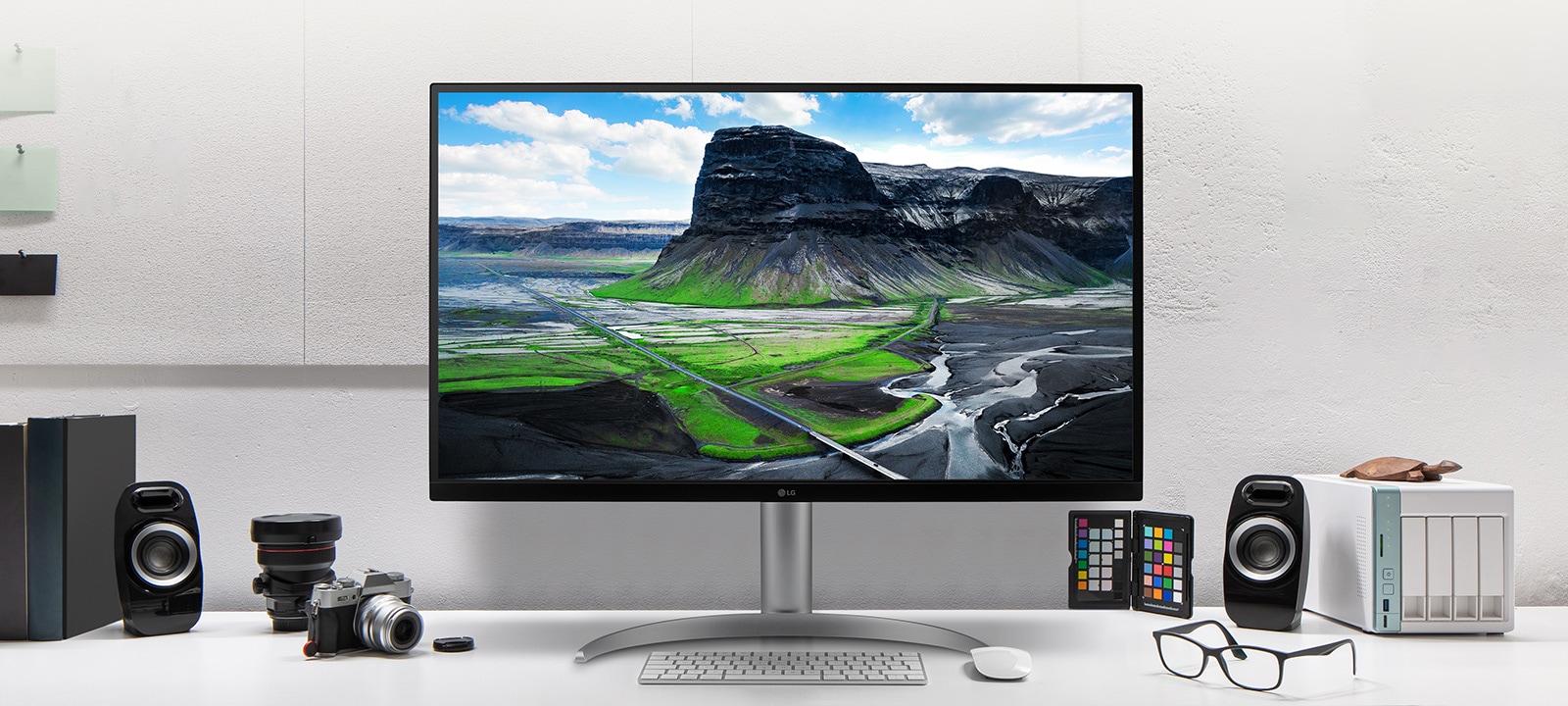 Workspace showing UltraFine 4K display.