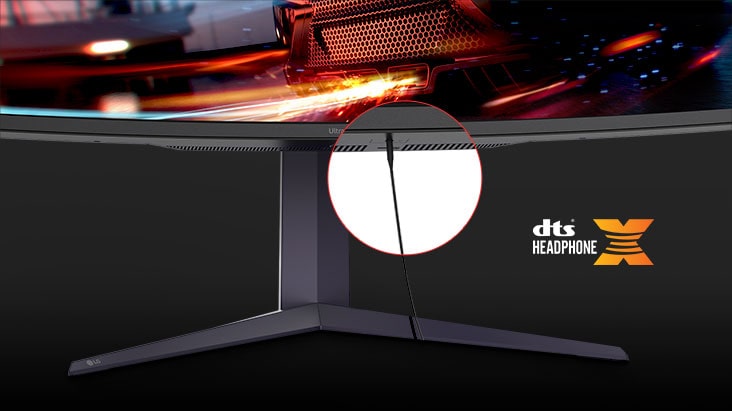 The monitor is connected to a console game player and a laptop, and displays each screen on a screen simultaneously.