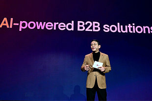 Speaker presenting AI-powered B2B solutions on stage at LG event