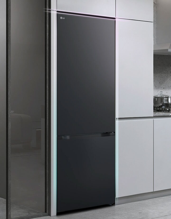 LG matzwarte koelkast GBBS322CEV ingebouwd tussen grijze kasten met wijnrek links en keukengerei rechts.