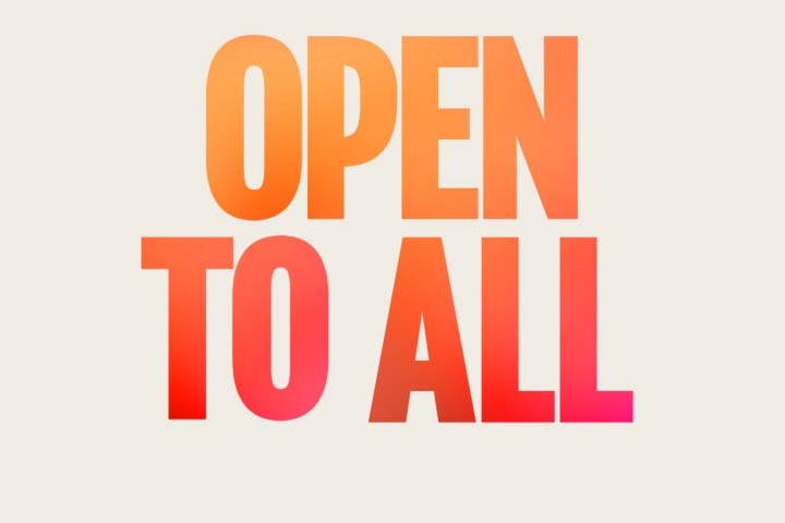 Het woord Open wordt gevuld met roterende beelden van verschillende families. De zin “Open voor” verschijnt in grote letters met een rood naar oranje verlopende kleur. Daarnaast verschijnt aan de rechterkant een vak met roterende beelden van een moeder en dochter in een veld met windmolens, dat daarna overgaat naar het woord “Iedereen”.