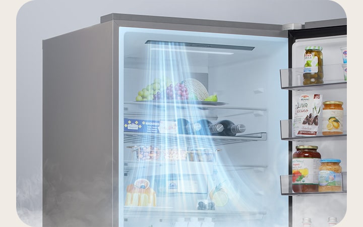 LG bodemvriezer GBBS726CPY open met blauwe luchtstroom naar deurvakken met fruit en flessen.