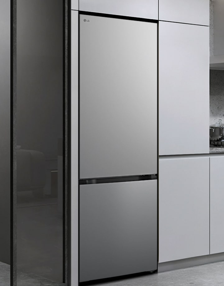 LG matzwarte koelkast GBBS726CPY ingebouwd in grijze kasten met wijnrek links en kookgerei rechts.