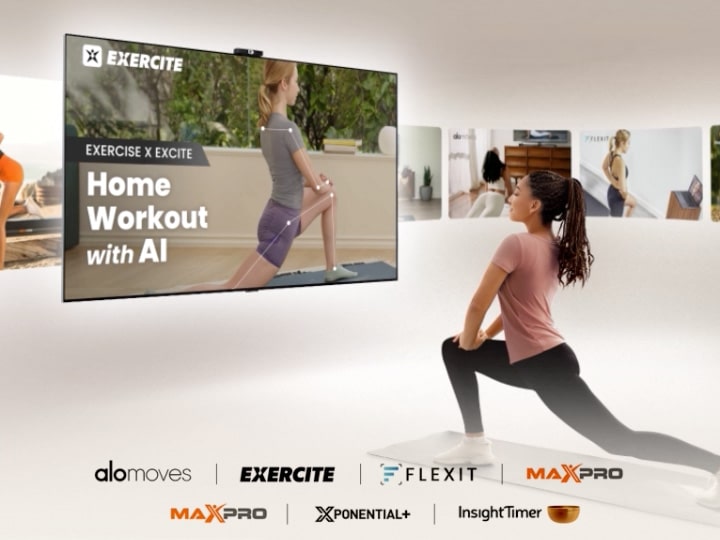 erwijl ze workoutvideo's kijkt op een LG TV, met verschillende fitnessvideo's zoals yoga en meditatie die over het scherm vliegen, waardoor de LG TV als een veelzijdige fitnessmaatje wordt getoond.