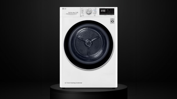 Een witte LG RH80V9AV4N wasdroger staat op een zwart voetstuk in een donkere studio-omgeving