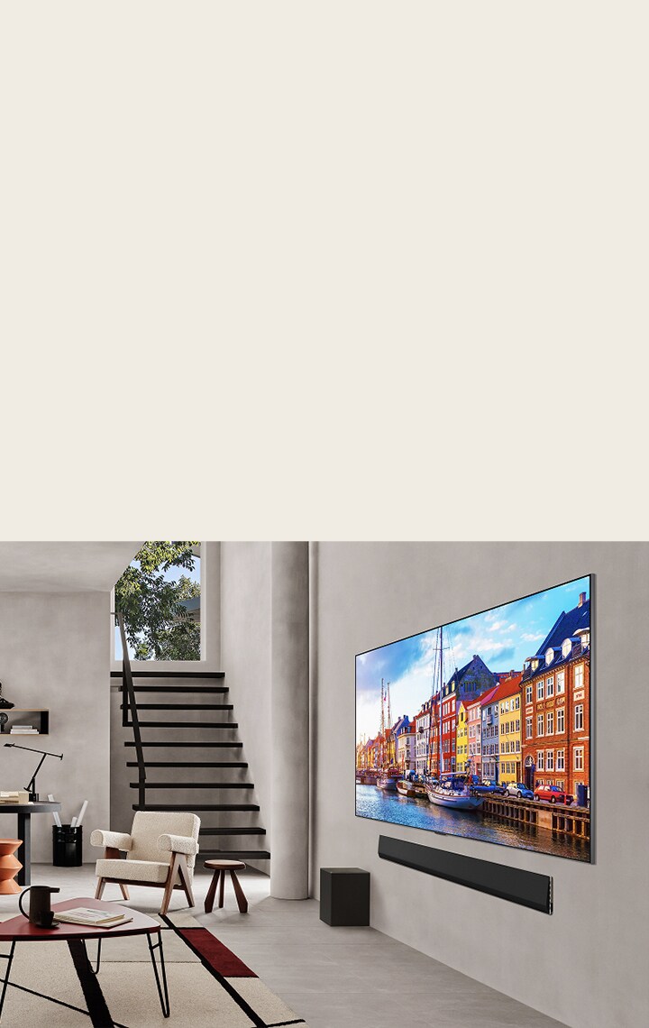 Woonkamer met een LG TV die op de wand is gemonteerd en een LG Soundbar.