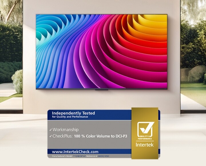 Een LG QNED evo-tv is aan de muur bevestigd. Het beeld op het scherm toont de bredere kleurweergave van de Dynamic QNED Color Solution. De Intertek-certificering voor 100% kleurvolume volgens DCI-P3 is ook te zien.