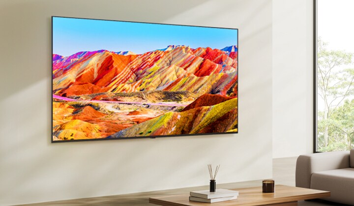 Een LG NanoCell TV is aan de muur bevestigd. We zien een kleurrijk plaatje op het scherm.