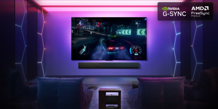 Woonkamer met een LG True Wireless TV die op de wand is gemonteerd. Het scherm toont een racespel in 4K. De scène zoomt in op het spel om de meeslepende kwaliteit van de tv te benadrukken. De auto die over het circuit accelereert demonstreert de 144Hz verversingssnelheid en soepele gameplay.