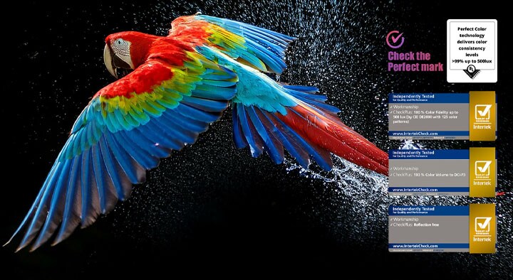 Kleurrijke papegaai in ultrahoge definitie tegen een zwarte achtergrond. Rondom zweven waterdruppels in de lucht. De afbeelding laat Perfecte kleur zien omdat elke verschillende tint op het lichaam van de papegaai helder en levendig is. De donkere achtergrond met de gedetailleerde waterspetters laat ook zien hoe reflectievrij het scherm is. Verschillende logocertificaten van UL en Intertek zijn zichtbaar. Deze verwijzen naar 100% kleurgetrouwheid, 100% kleurvolume en reflectievrije claim. Tekst is ook zichtbaar: Controleer het Perfecte kleur-keurmerk.