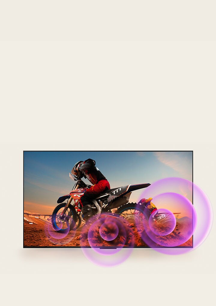 LG NanoCell TV laat een man op een motor zien, met paarse abstracte cirkels die uit zijn wiel komen, als visuele representatie van het geluid dat wordt gemaakt.