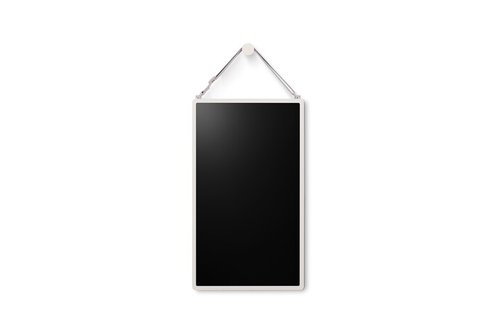 LG StanbyME 2 wordt aan de muur gehangen met behulp van de muurriem.