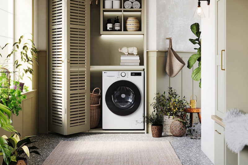 De witte LG 9 kg  wasmachine GD3R509S0 met zijn strakke design, netjes geïnstalleerd onder het aanrecht van een moderne wasruimte.