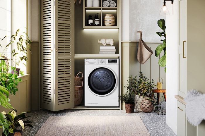 De witte LG 9 kg droger RH90V5AV6N, met een opvallende zwarte patrijspoortring, geïnstalleerd in een stijlvolle, moderne wasruimtekast.