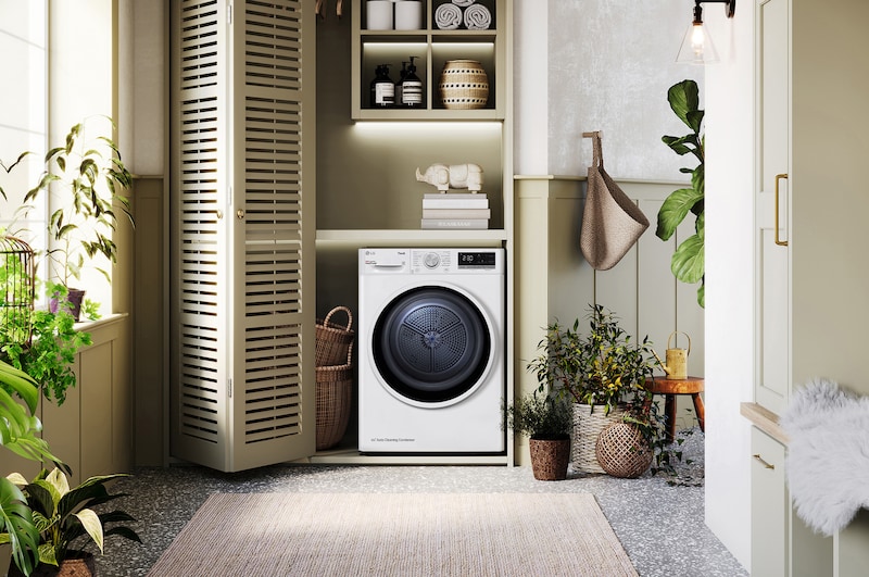 De witte LG 9 kg droger RH90V5AV6N, met een opvallende zwarte patrijspoortring, geïnstalleerd in een stijlvolle, moderne wasruimtekast.