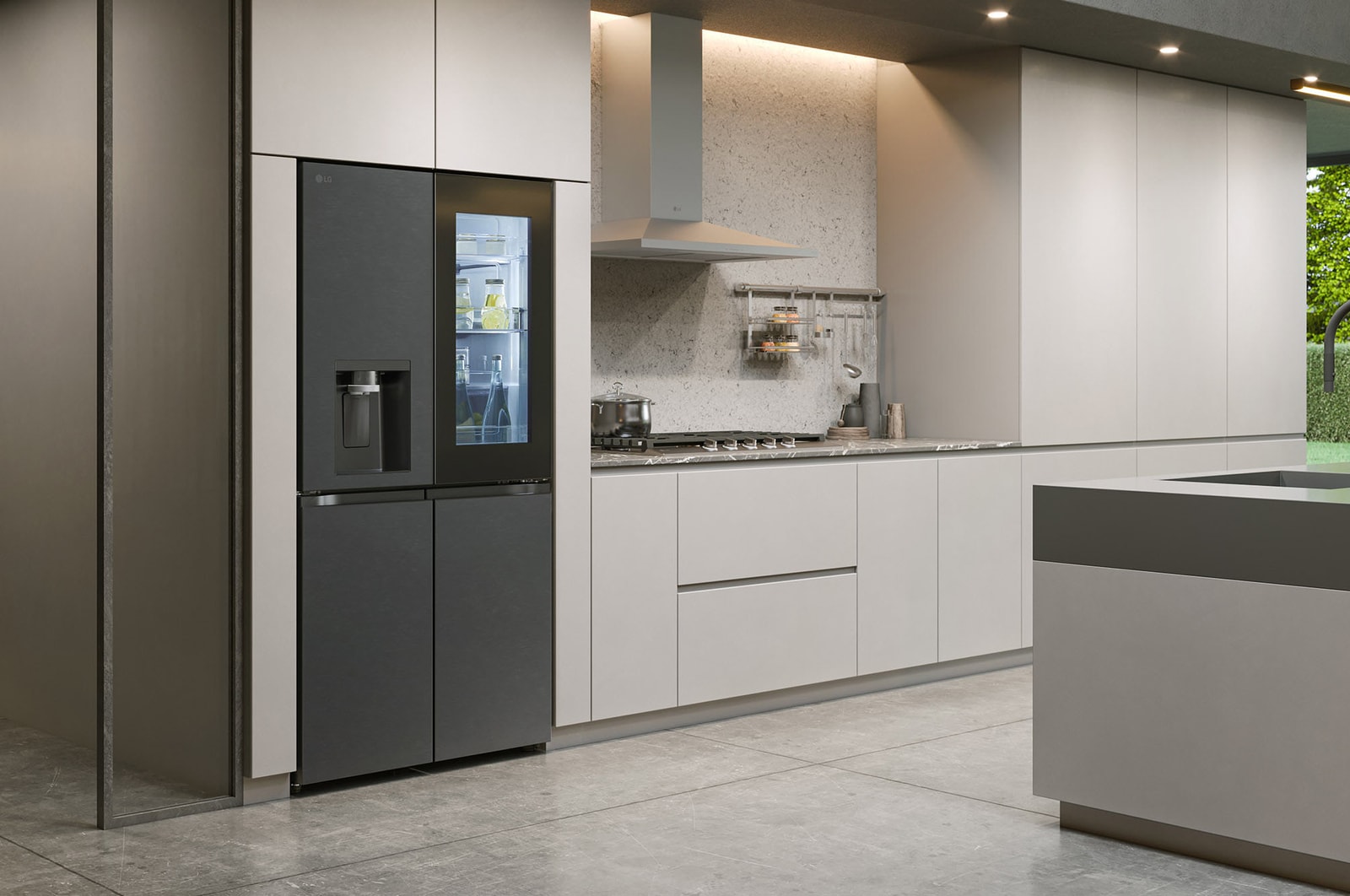 LG Multi-Door Koelkast GMG960EVEE in een matzwarte stalen afwerking, naadloos geïntegreerd in een moderne, minimalistische keuken met lichtgrijze kasten. 