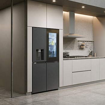 LG Multi-Door Koelkast GMG960EVEE in een matzwarte stalen afwerking, naadloos geïntegreerd in een moderne, minimalistische keuken met lichtgrijze kasten. 