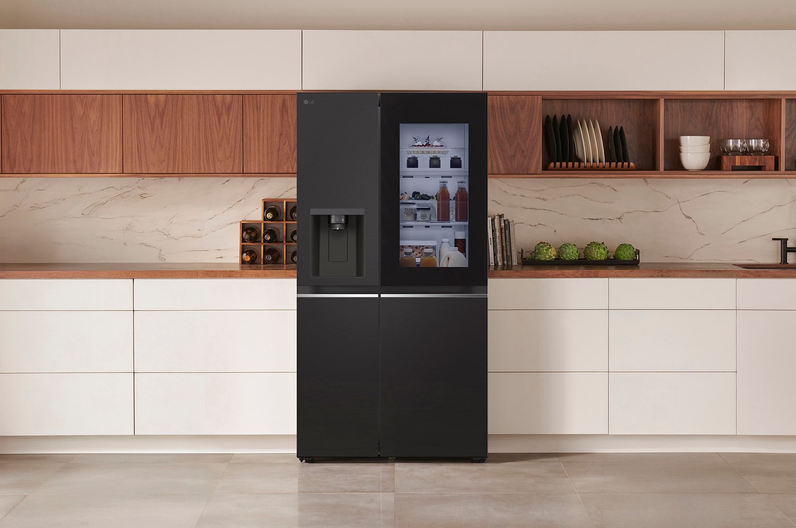 LG InstaView Side-by-Side Koelkast GSGV80EPLD in Essence Black Steel, naadloos ingebouwd in een moderne keuken met witte en houten kasten, toont het verlichte InstaView-paneel.
