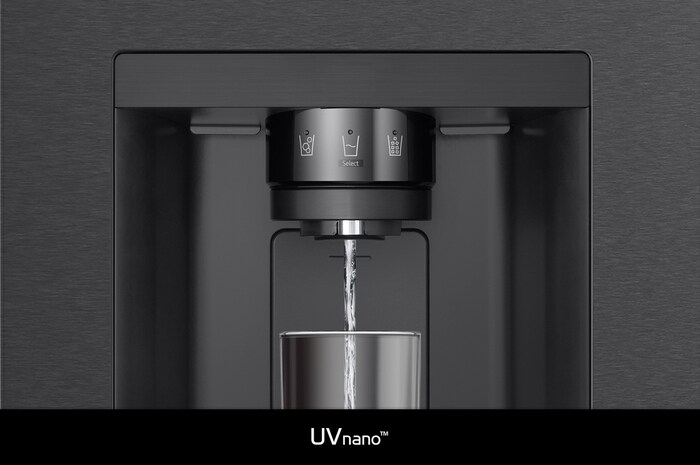 LG Side-by-Side Koelkast GSLC41EPPE met **UVnano™** technologie: close-up van de verlichte waterdispenser tuit, die automatisch wordt gereinigd om bacteriën te verminderen.